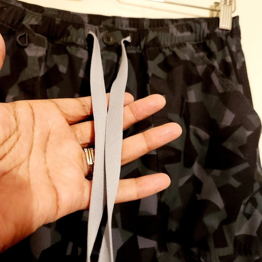FIGS | Men's Black & Gray Camouflage Cargo Jogger Medical Scrubs Pants (Size XS)